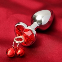 Анальная втулка с красным кристаллом в форме сердца и колокольчиками
